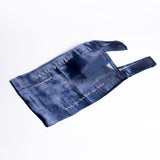 鮮やかな青いバッグ